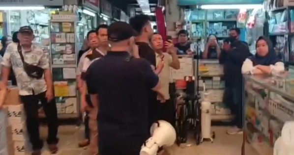 Mafia Kios Intimidasi Paksa Tutup Lapak, Pedagang Pasar Obat Pramuka Rugi Puluhan Juta